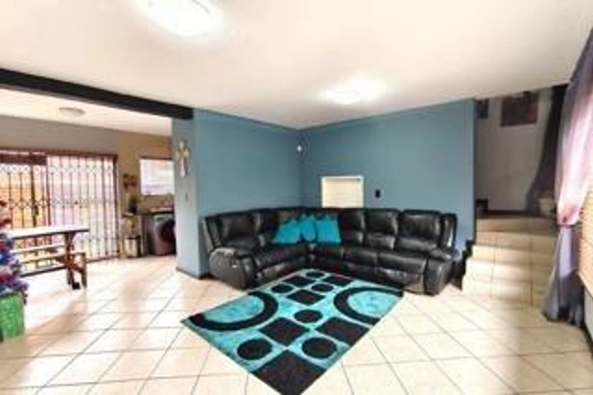 Secure Family Comfort in an Exclusive Tuscan-Style Estate - Photo 3