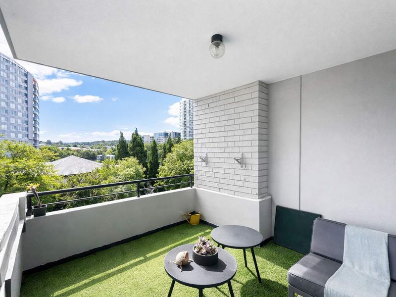 Fully Furnished Executive 1-Bedroom in Benmore | Walk to Sandton | Inverter - Photo 5