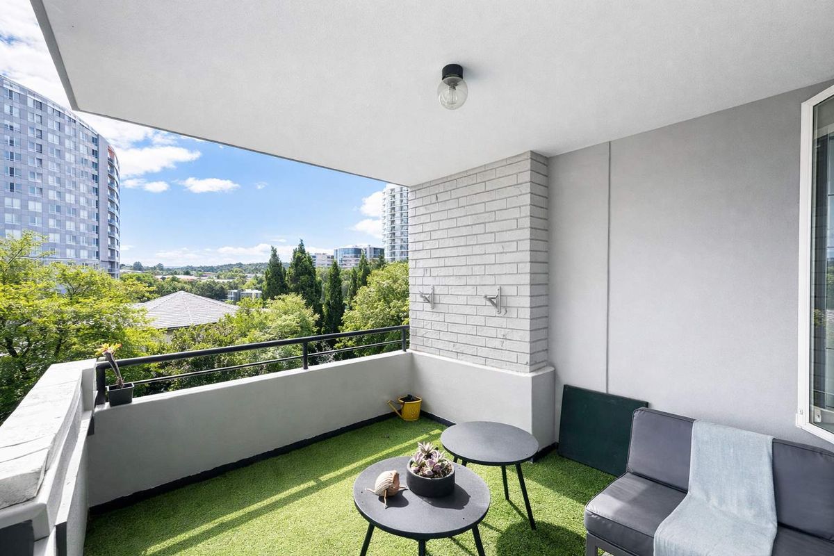 Fully Furnished Executive 1-Bedroom in Benmore | Walk to Sandton | Inverter - Photo 5