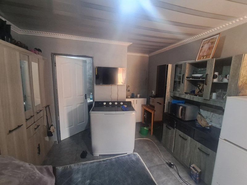 Multi Letting Property In Clayville Ext 01 - Photo 8