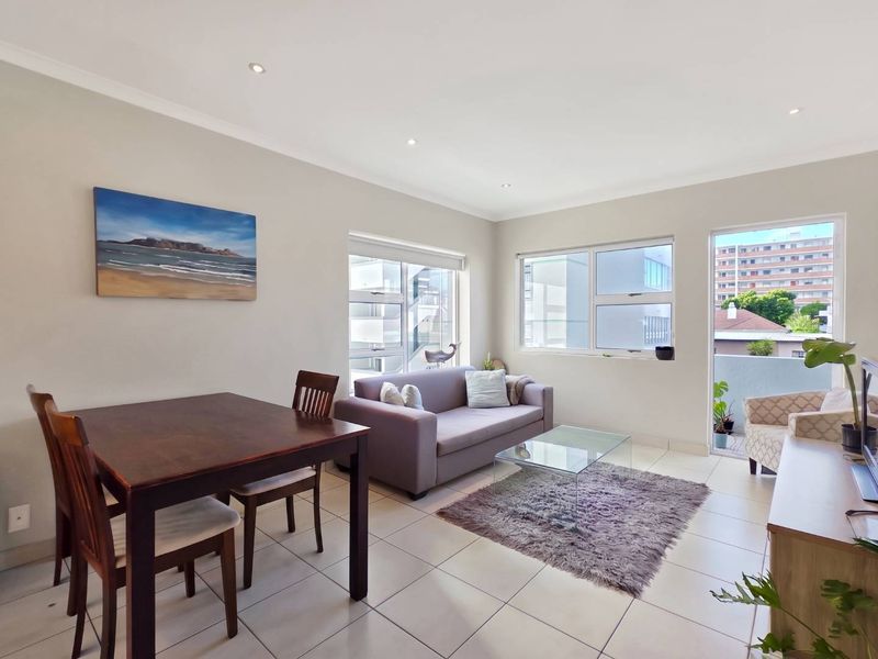 3 Bedroom Apartment with Parking, Steps from the Promenade - Photo 5