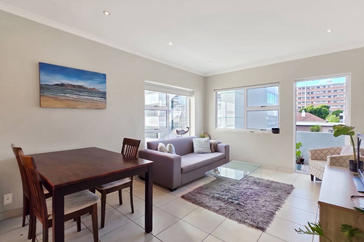3 Bedroom Apartment with Parking, Steps from the Promenade - Photo 5