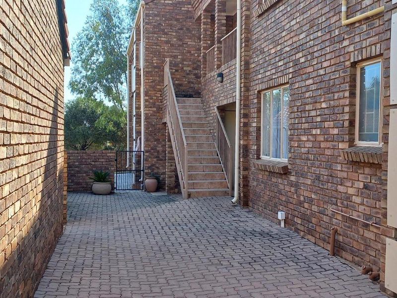 TWO BEDROOM TOWNHOUSE IN LYTTELTON CENTURION -1JULY 2026. - Photo 2