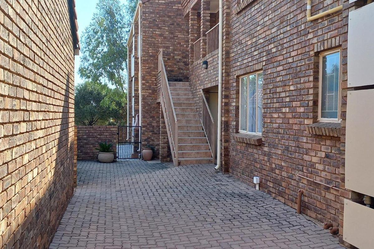 TWO BEDROOM TOWNHOUSE IN LYTTELTON CENTURION -1JULY 2026. - Photo 2
