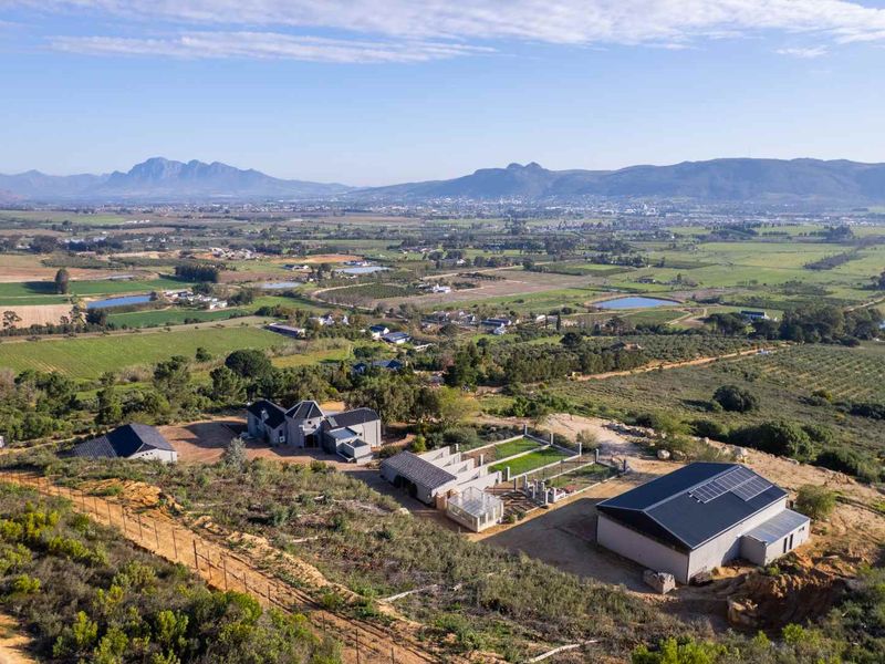 Exceptional Privacy and Space in a Countryside Lifestyle Farm at the Foot of the Drakenstein Mountains in Paarl - Photo 2