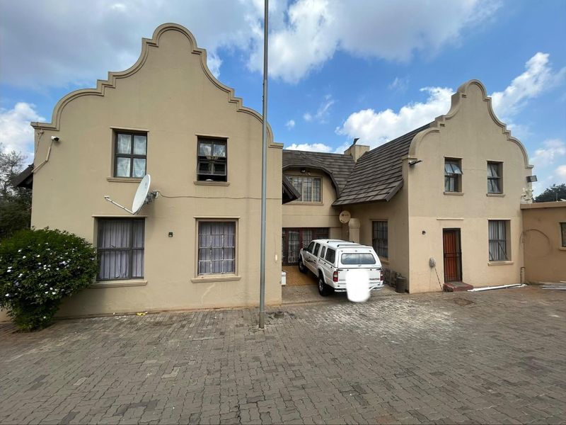 14 Bedroom house in Laudium - Photo 1