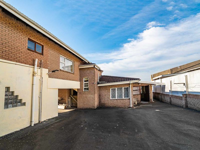 Spacious, Sea Views and Income Generating Family Home - Photo 10