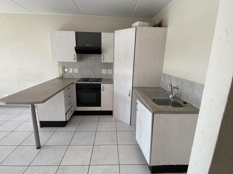 Modern 2-Bedroom Apartment in a Secure Ferndale Complex - Photo 9