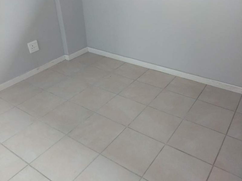 3 Bedroom in Zwartkop for rent - Photo 4
