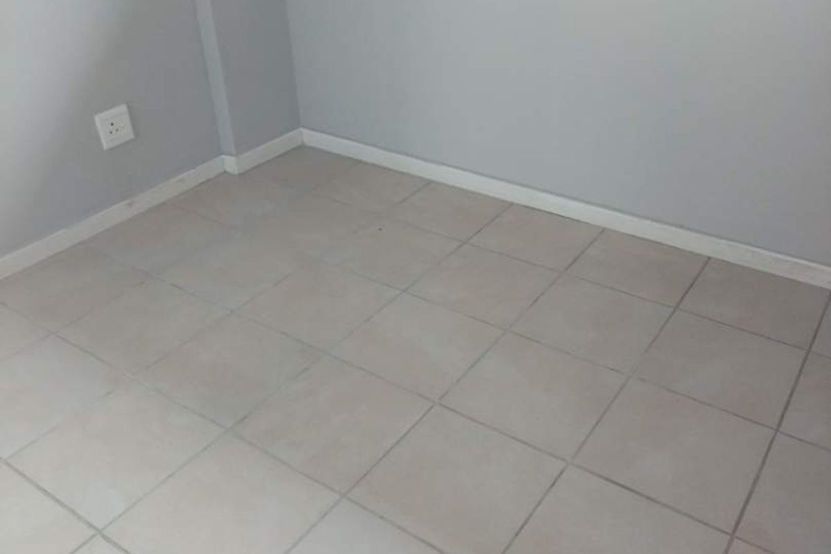 3 Bedroom in Zwartkop for rent - Photo 4