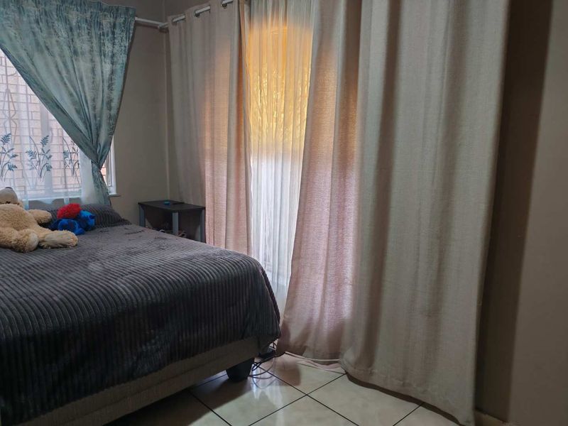 Stylish Home with 3 Beds, Outbuilding & Bachelor Unit Included - Photo 8