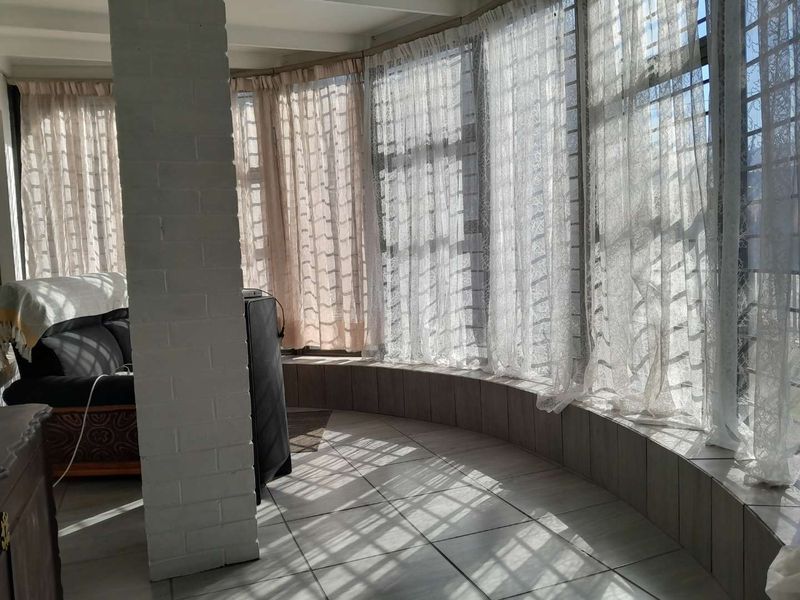 Charming 3 Bedroom entertainment home for sale South Crest. - Photo 4