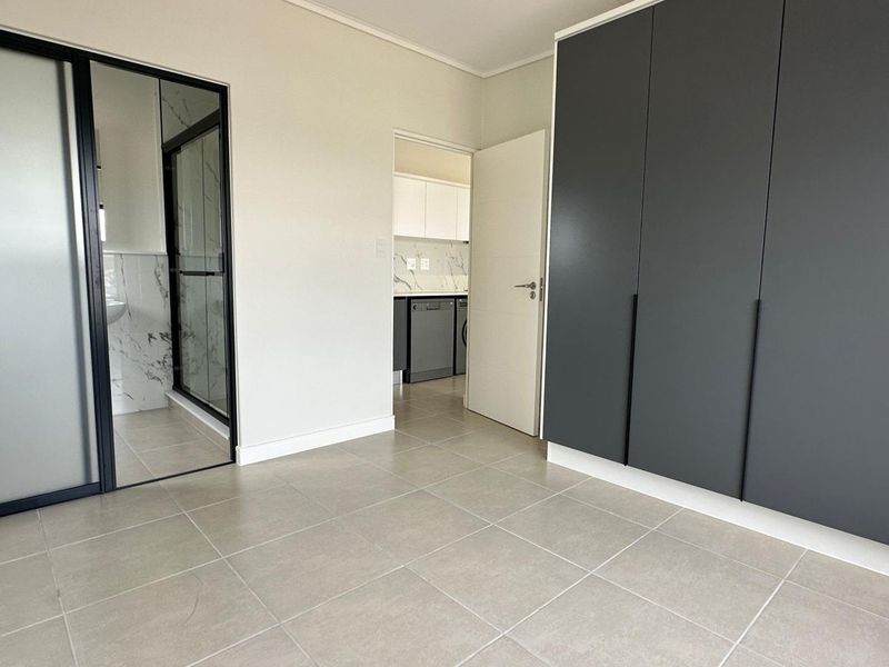 Modern Living: 1-Bedroom Apartment with Gym & Pool Access - Photo 6