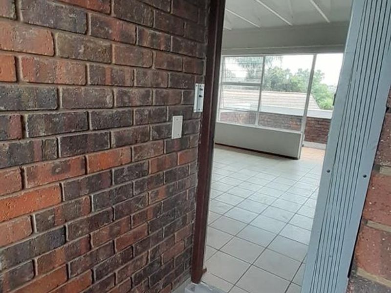 Lovely first floor townhouse - Photo 7