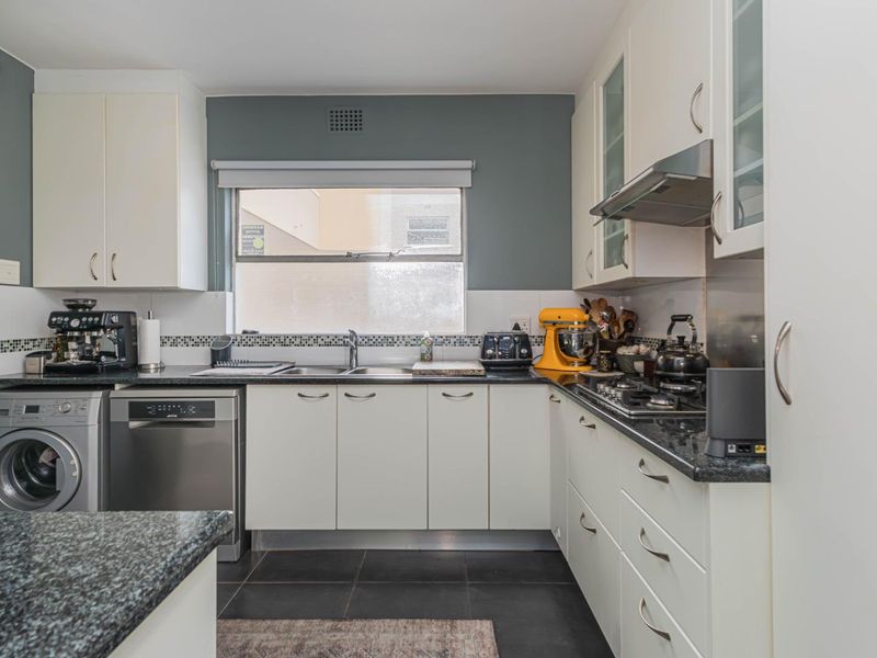 Spacious 4th floor corner apartment with prime location - Photo 10