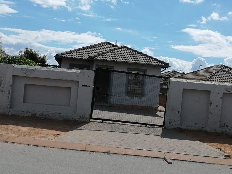 Riverside View R 1 100 000- Lovely Family Home - Photo 2