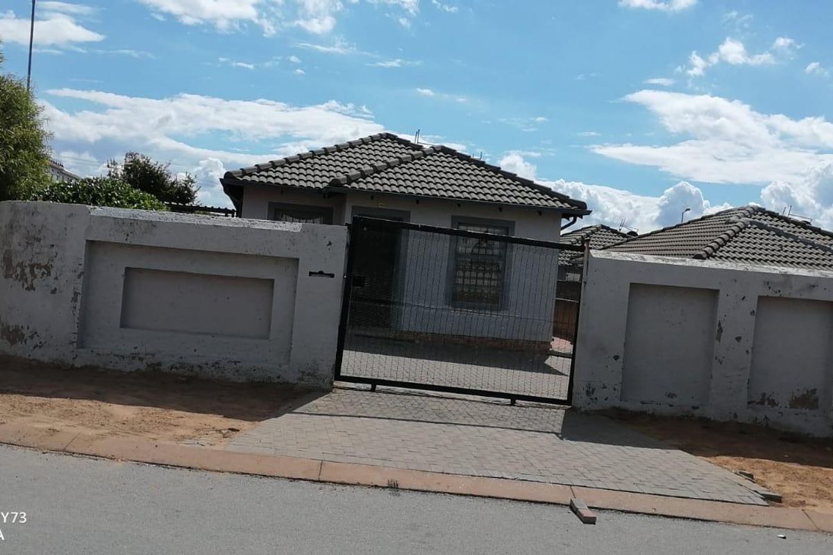 Riverside View R 1 100 000- Lovely Family Home - Photo 2