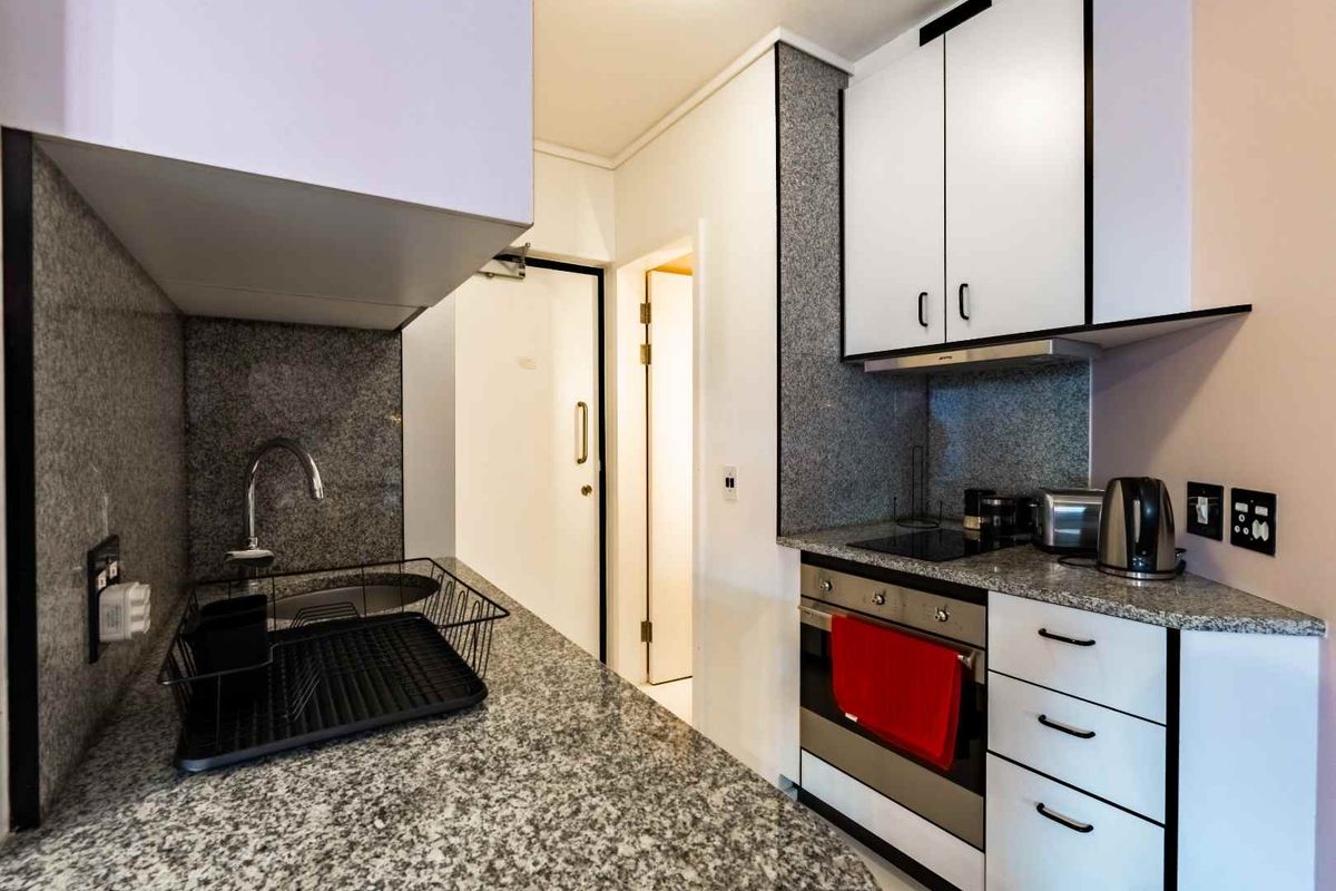 Stylish Studio in Sea Point Steps from the Promenade - Photo 2
