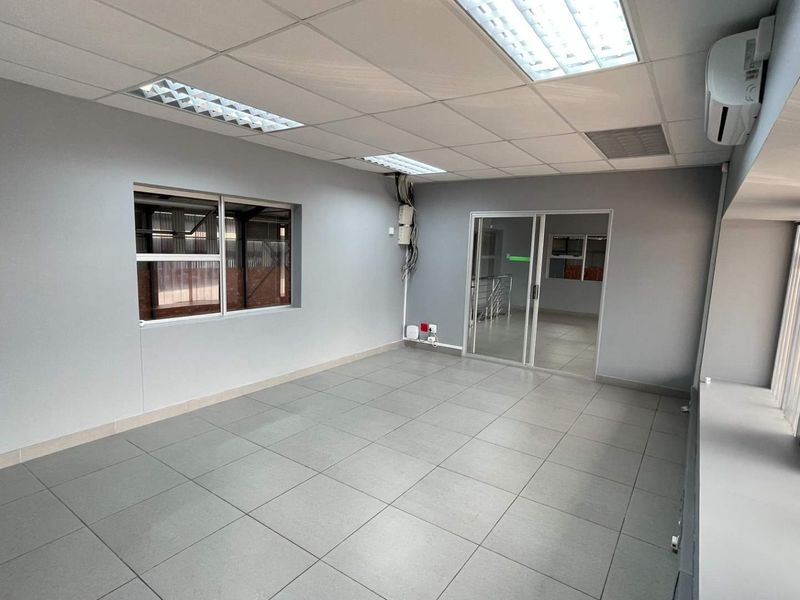Warehouse in secure Business Park, available immediately! - Photo 8