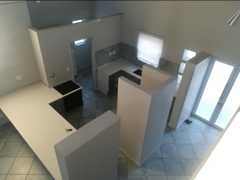 Double volume tranquil, light and sun filled- dual living - Photo 3