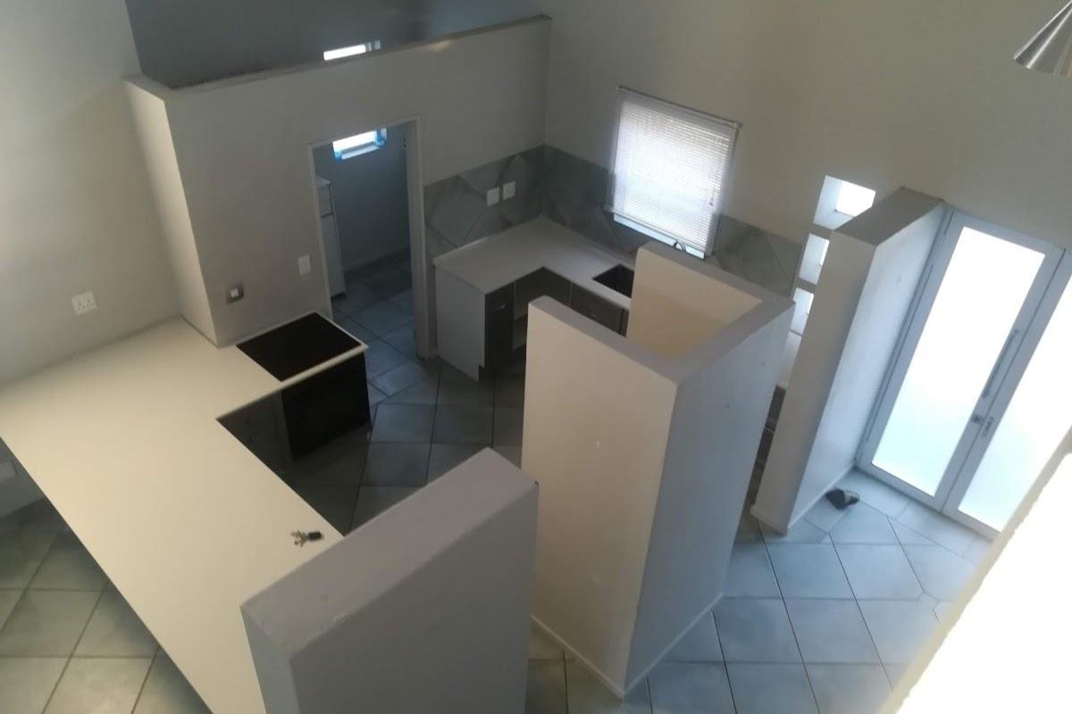 Double volume tranquil, light and sun filled- dual living - Photo 3