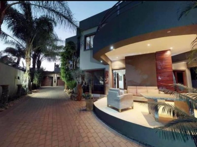 OFF-THE-GRID MASTERPIECE IN SOUGHT AFTER SILVER LAKES - COMMANDING PRESENCE WITH EFFORTLESS LIVING - Photo 2