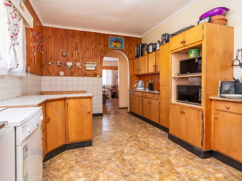 Spacious family Home with flatlet in tranquil Wilro Park - Photo 10