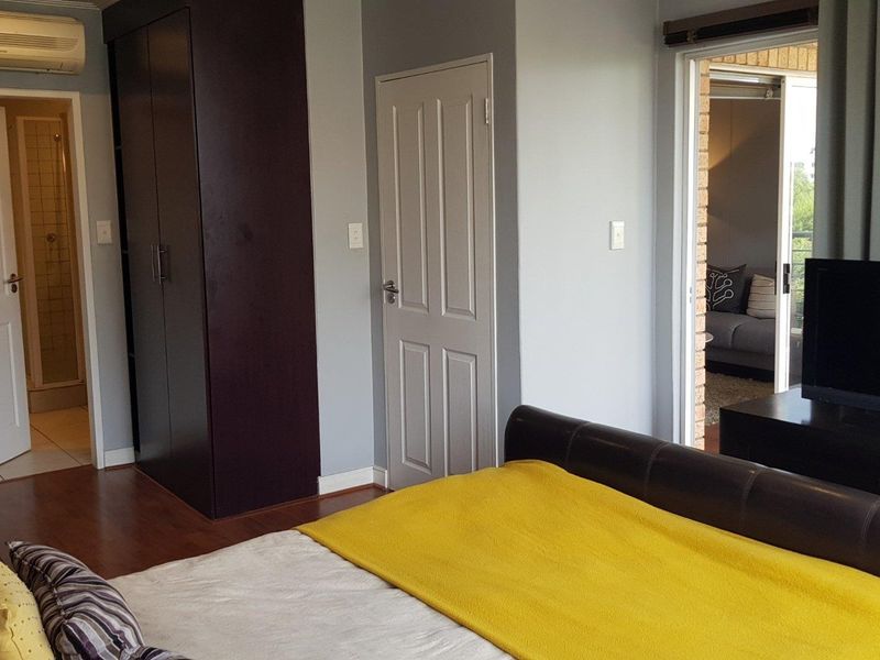 Elegantly Furnished Apartment to Let in the Heart of Sandton - Photo 10