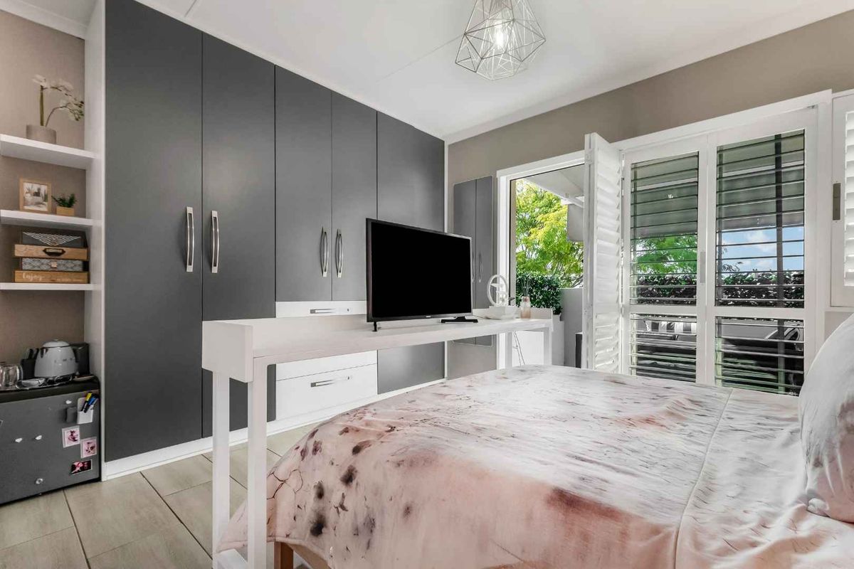 TURN THE KEY TO STYLISH DUPLEX LIVING, BOASTING MODERN DESIGN AND FLAWLESS PRESENTATION - Photo 5