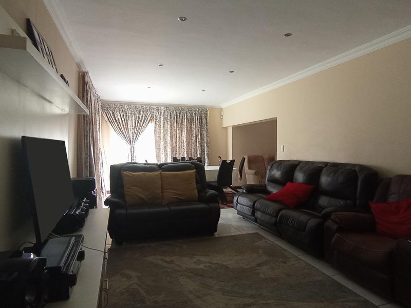 ROOIHUISKRAAL - SPACIOUS 5 BEDROOM DOUBLE STOREY FAMILY HOME - Photo 7