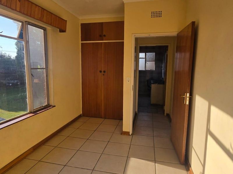 Spacious 2-Bedroom Garden Cottage in a Tranquil Setting - Photo 6