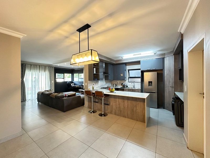 Luxurious Family Living: Spacious Home in Secure Complex - Photo 6