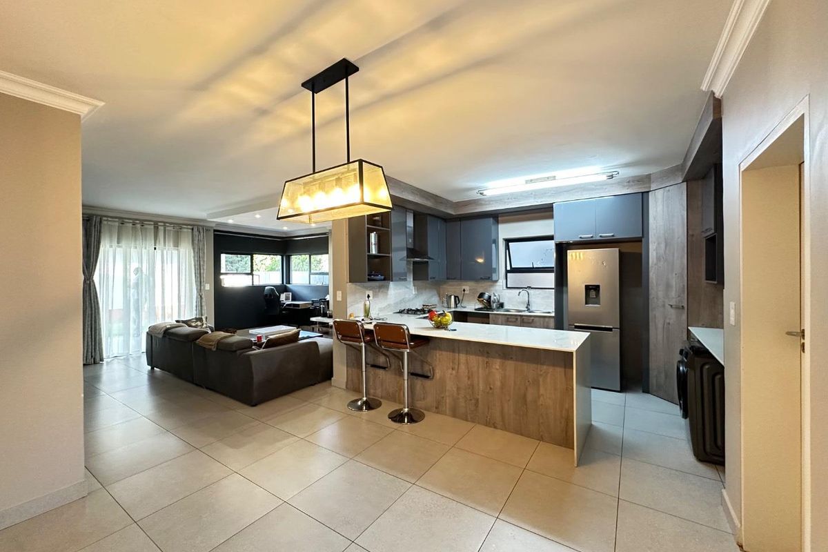 Luxurious Family Living: Spacious Home in Secure Complex - Photo 3