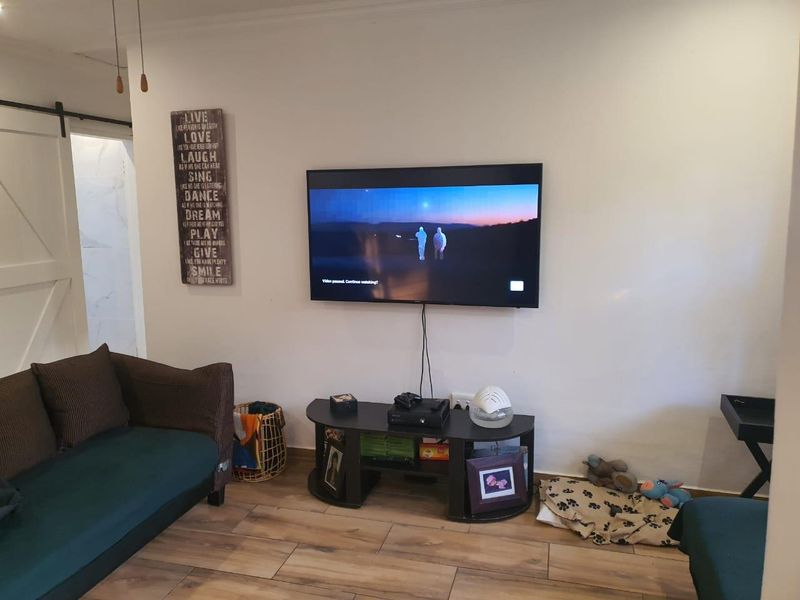 Modern 2-Bedroom Rental in Birdswood with Jacuzzi - Photo 3