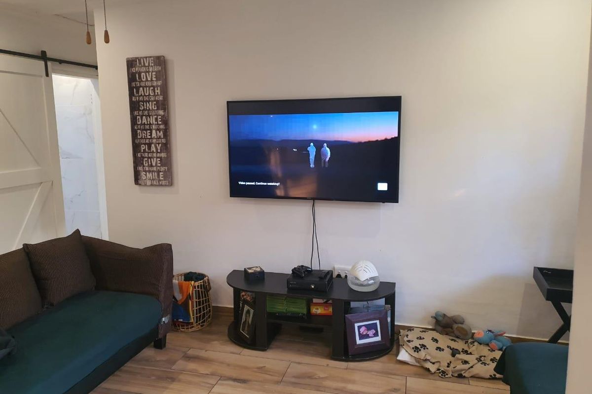 Modern 2-Bedroom Rental in Birdswood with Jacuzzi - Photo 3