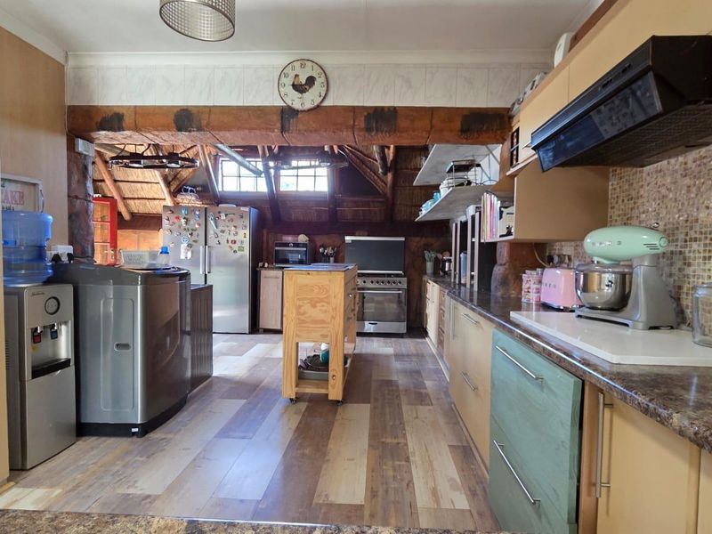 "Live Off-Grid Luxury: Solar Power & Borehole Freedom" - Photo 9