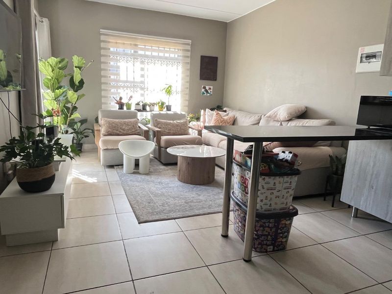 Spacious 2 Bedroom Ground Floor Unit in Glen Acres Estate - Photo 3