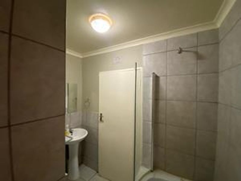 Modern 2 Bedroom Apartment in the heart of Sky City - Photo 4