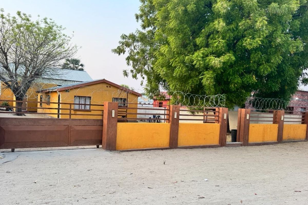 FOR SALE: 3 bedrooms house with two bachelor flats for sale in Ongwediva, extension 8, Selling price N$1,1 million cost excluded - Photo 3