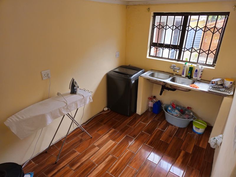 Step into this spacious and vibrant 4-bedroom home, where comfort, convenience, and modern living come together effortlessly - Photo 7