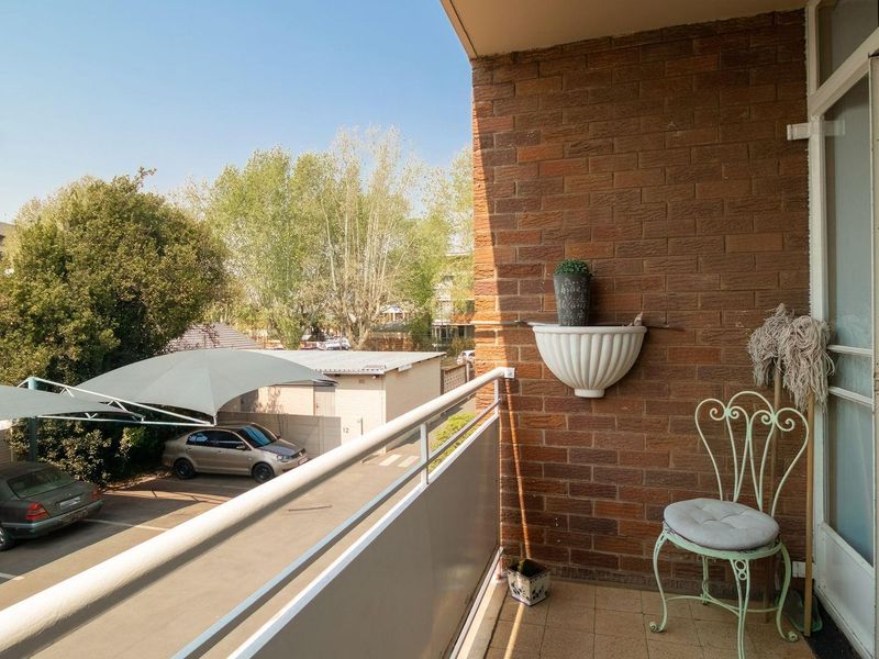 Charming First-Floor Apartment with Private Balcony & Garage! - Photo 10