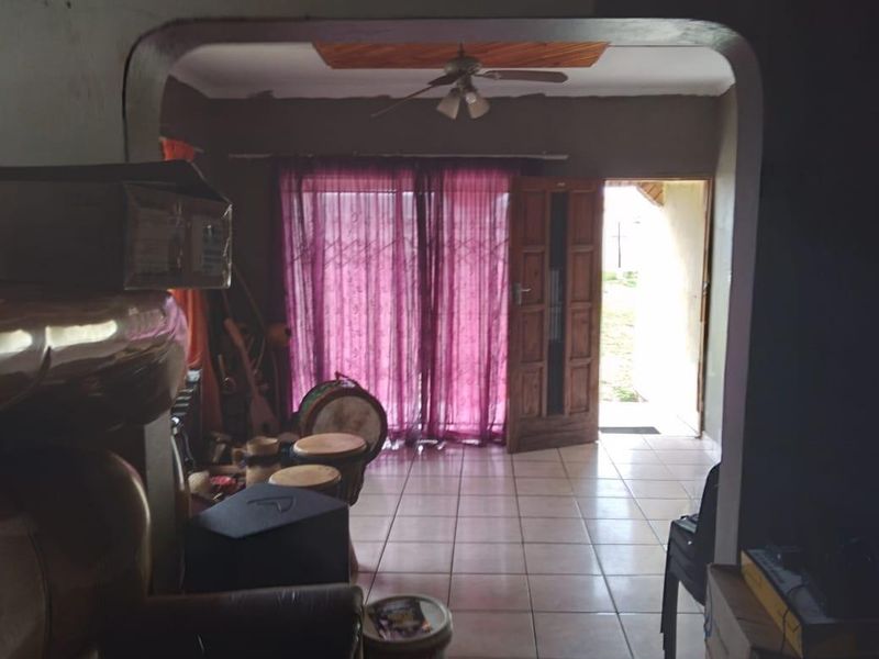 Charming 3-Bedroom House with Full Bathroom, Guest Toilet, Garage, and Pet-Friendly Yard - Photo 7