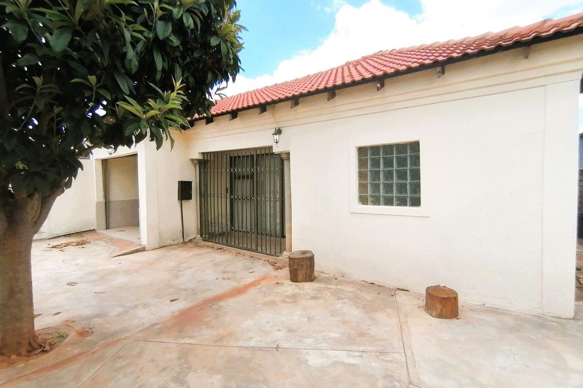 Beautifully presented Three-Bedroom, Two-Bathroom Home - Photo 3