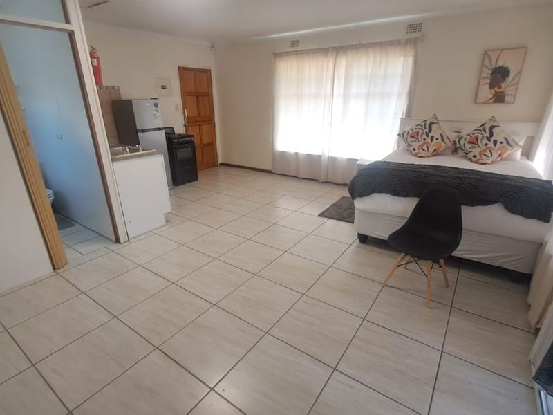Garden Barchelor Cottage For Rent In Brackendowns - Photo 5