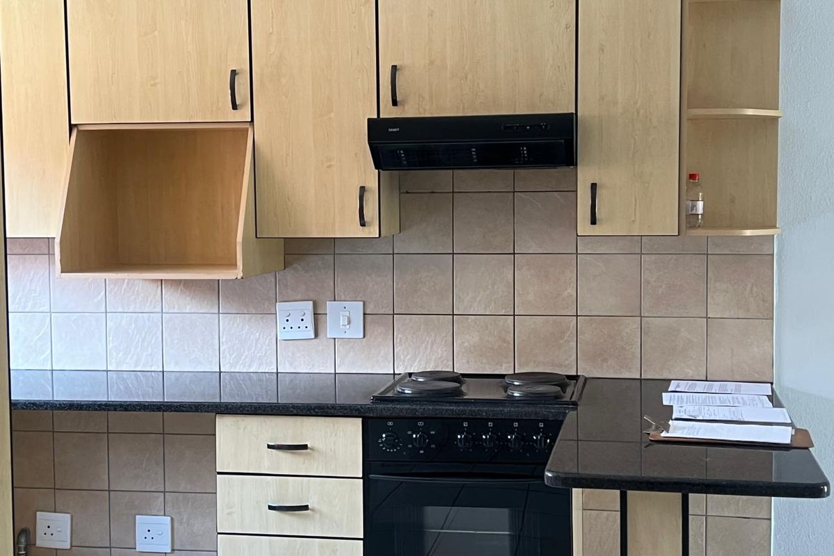 This lock up and go duplex unit is up for grabs in a lovely quiet security complex and facebrick as well. - Photo 3