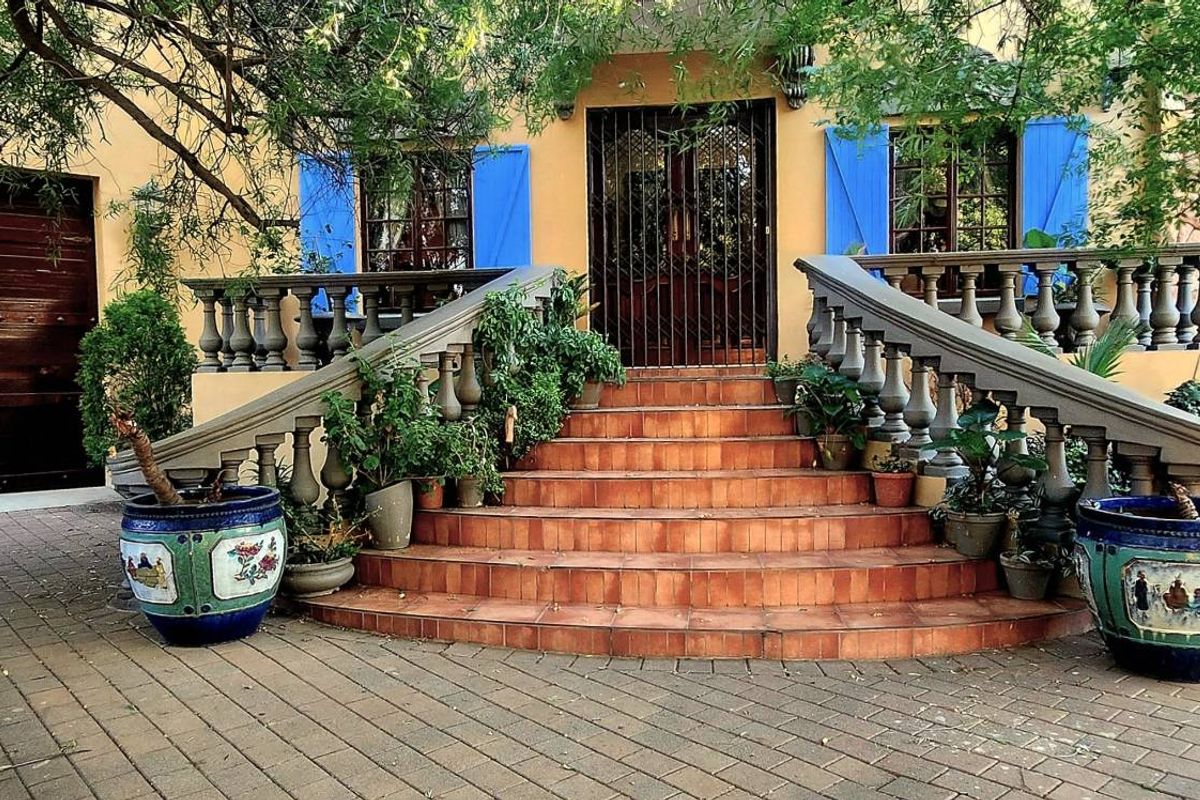 Castle in Alberante security estate perfect for a venue/restaurant/blended family - Photo 4