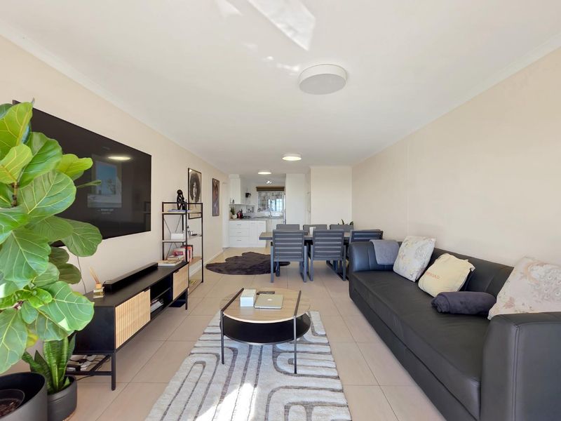Tranquil City Views Await: Secure Two-Bedroom Apartment - Photo 4