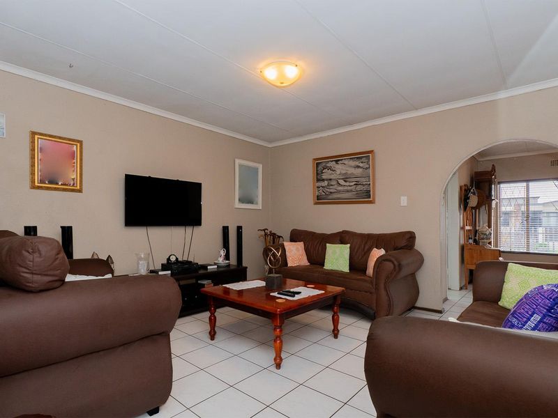 Spacious 6 Bedroom Family Home in a Secure and Sought-After Enclosure in Van Riebeeck Park - Photo 7