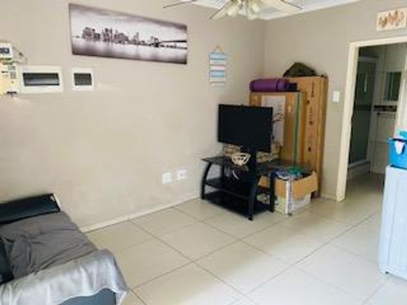 Exceptional Multi-Unit Property with Two Main Homes, Flats & Multiple Garages – Walvis Bay, Namibia - Photo 3