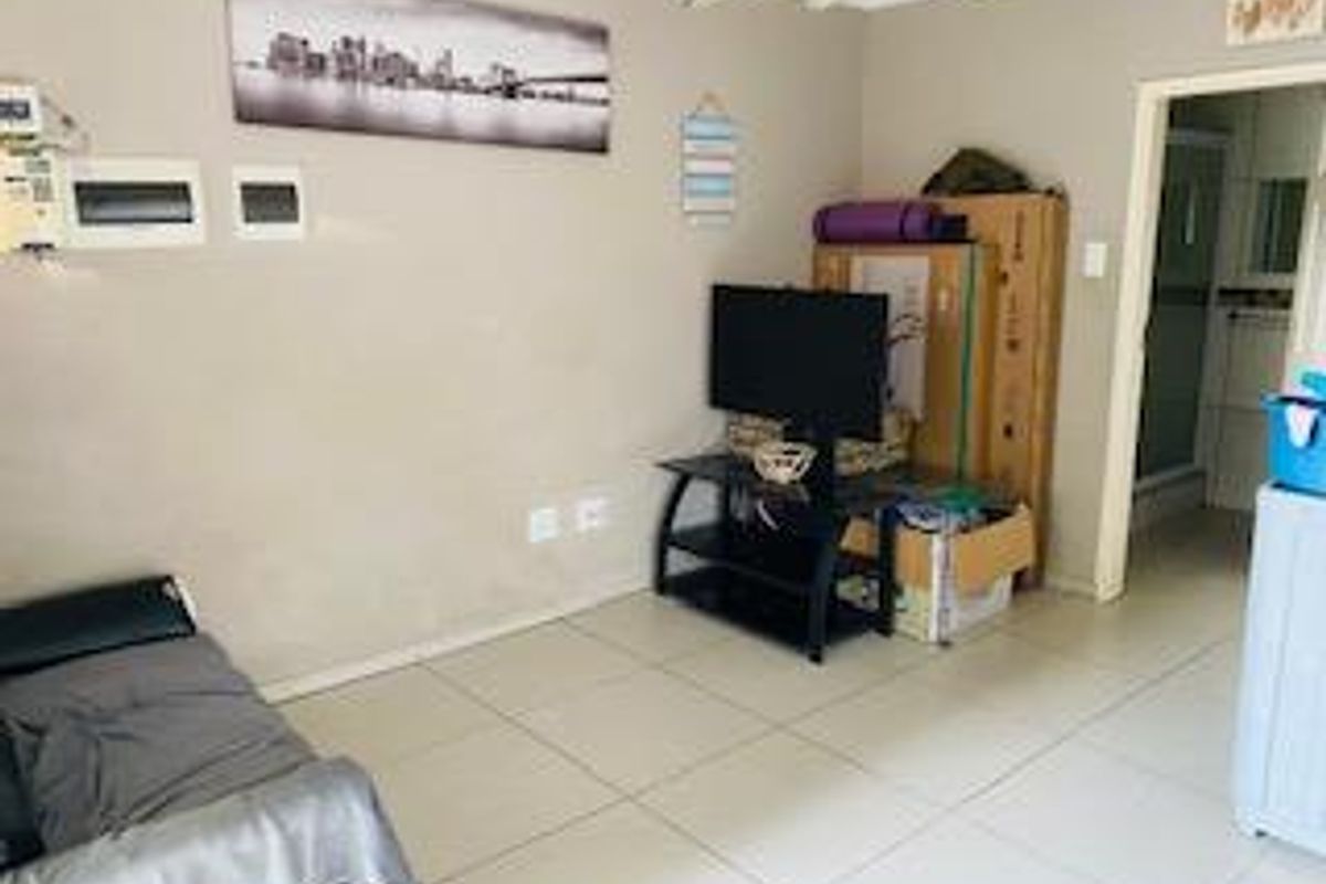 Exceptional Multi-Unit Property with Two Main Homes, Flats & Multiple Garages – Walvis Bay, Namibia - Photo 3
